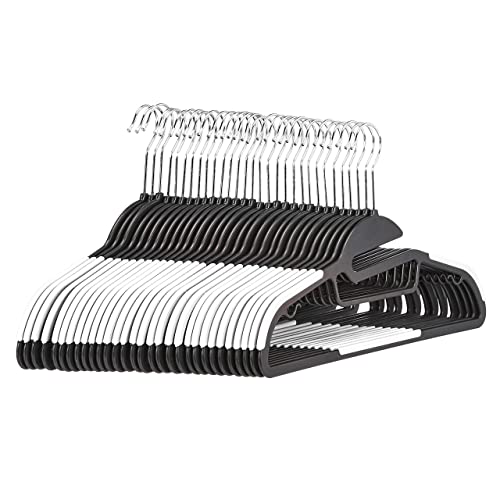 Amazon Basics - Perchas de plástico, resistentes, antideslizantes, con barra horizontal de goma, Paquete de 30, Blanco