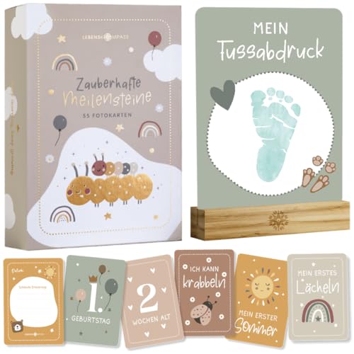 Lebenskompass® Meilensteinkarten Baby - 55 Zauberhafte Monatskarten als Geschenk zur Babyparty mit schöner Geschenkverpackung - inkl. Kartenständer aus Holz