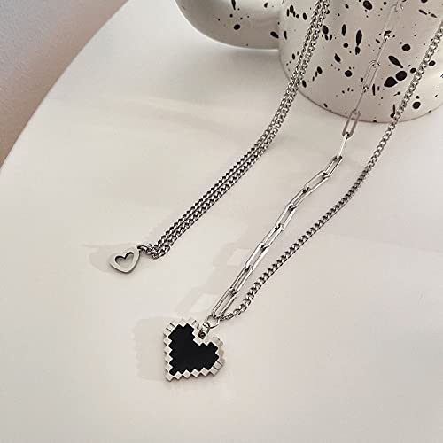 Chaine de chandail coeur noir en acier titane pour sublimer vos tenues d'hiver au quotidien