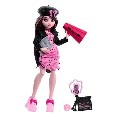 Monster High Boneca Draculaura Fearbook diretora de cinema com casaco universitário, claquete e acessórios de cinema, brinquedo + 4 anos (HXW30)