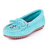 mocassins minnetonka pas cher MINNETONKA Chaussures de maison pour femme : le style parfait à porter comme une pantoufle à enfiler. Si vous êtes à la recherche d'une paire de mocassins classiques avec des perles conçues par des natifs, cette paire de Minnetonka sera certainement votre nouveau favori. Dites bonjour au nouveau Thunderbird – magnifiquement et significativement repensé par Lucie Skjefte, designer, mentor et éducateur amérindien, basé à Minneapolis.