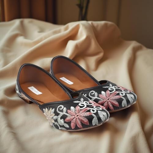 Image of Women Punjabi Embroidery Jutti with Beautiful Design