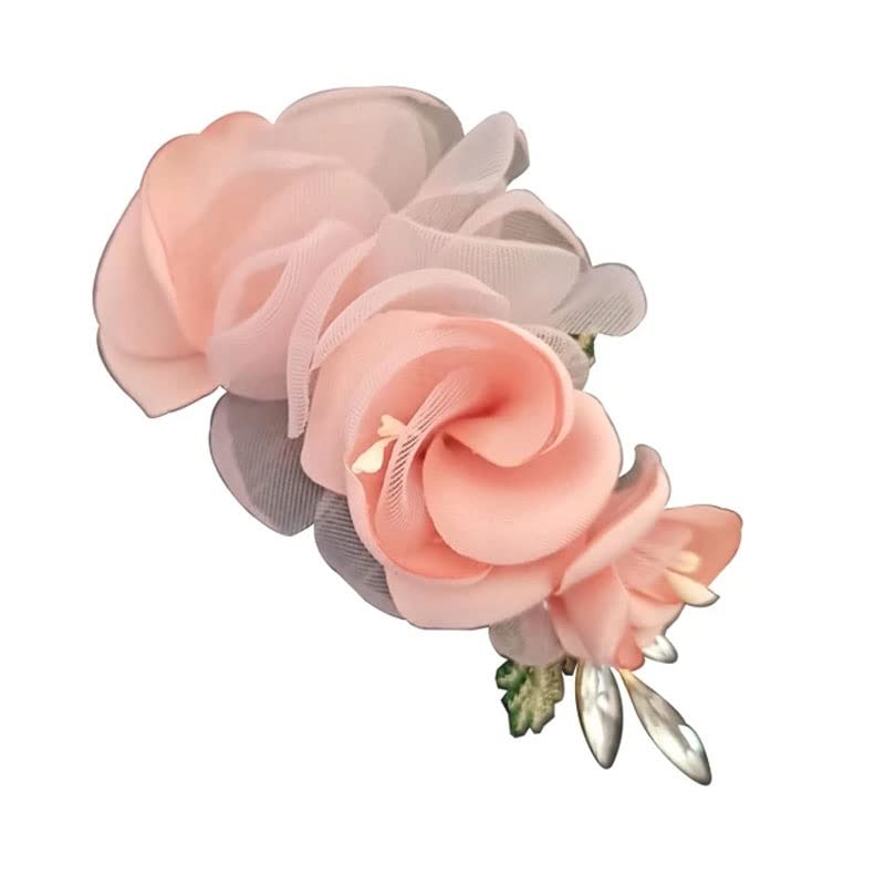 Corsage de mariage en tissu avec broche cristal pour accessoiriser une tenue d'invitée