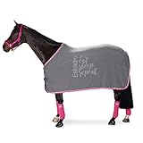 eskadron abschwitzdecke fleece Die coole Abschwitzdecke Fleece R.E.S.R. bietet hochwertige Fleecequalität mit Antipill-Ausrüstung. Die Brand-Einfassung und die beidseitige Slogan-Prägung machen dieses Deckenmodell zum echten Eyecatcher. Ideal als Abschwitz- oder Transportdecke. Die abn