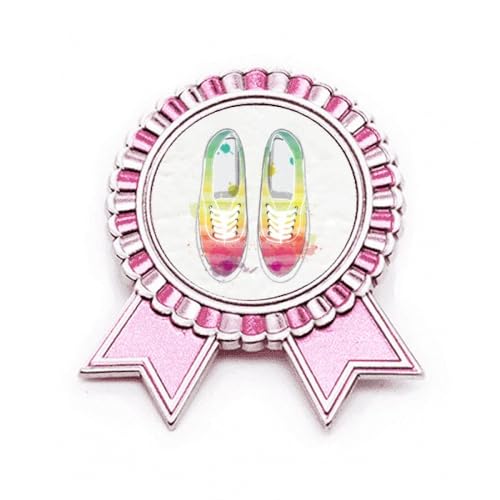 Broche rose pour chaussures en toile et look urbain chic