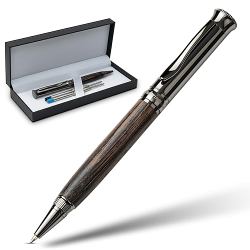 Wanderings Kugelschreiber mit deutscher Tinte. Perfekt ausbalanciert für ein weiches Schreibgefühl. Gunmetal und Schaft aus echtem Holz. Inklusive 2 Minen in einer Geschenkbox