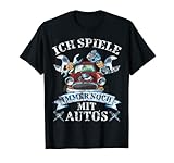 Ein lustiges Mechaniker Shirt mit dem Spruch Ich spiele immer noch mit Autos im Crunge Vintage Style für Frauen und Männer die gerne in der Garage sind und an ihrem Auto schrauben.