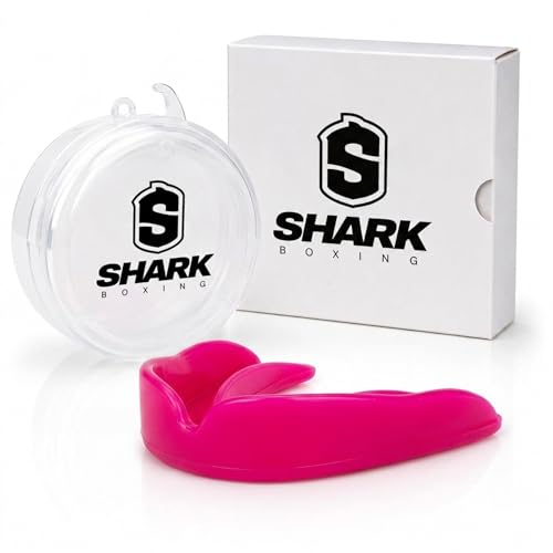 SHARK BOXING Protector Bucal Boxeo, MMA, Muay Thai con Caja | Ajuste Personalizado Boil & Bite | Protege tus dientes en combates y entrenamientos | 100% Moldeable (Rosa)