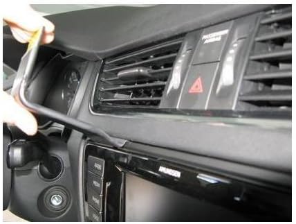 Diagram showing the ProClip installation area on the dashboard of a Skoda Octavia III, with a gap opener tool indicating where to create space for the mount.