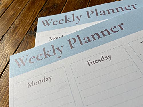 Planificador semanal en inglés A3 con llamativa tinta metálica, añade un toque de prestigio a tu escritorio. Días de la semana, agenda y listas de tareas con 50 hojas (Paquete A3 de 2 almohadillas) Cover