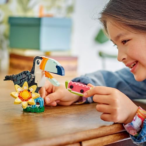 LEGO Creator Wilde Tiere: Tropischer Tukan - 3-in-1-Spiel Tier verwandelt Sich in Schmetterling Minifigur oder Fisch - Kreatives Spielzeug - Geschenk für Mädchen und Jungen ab 7 Jahren 31173