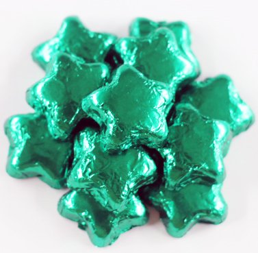 Scott's Cakes Estrellas de chocolate con leche sólidas envueltas en papel de aluminio verde en un recipiente de plástico de 1 libra