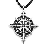 Halskette mit Anhäger aus Edelstahl in der Farbe Silber. Der Anhänger ist mit einem Vegvisir verziert. Laut der Saga dient der Vegvisir seinem Träger dazu seinen Weg durch Unwetter zu finden. Das Motiv des Anhängers ist auf beiden Seiten identisch.