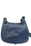 Puccio Pucci è una borsa in vera pelle. La borsa Puccio Pucci soddisfi ogni vostra necessità. La Borsa è fatta in Vera Pelle ben selezionata, di qualità garantita, nonchè con cuciture precise ed lavorazioni dettagliate. I dettagli sono ben curati grazie alla nostra insistenza sulla qualità. Il marchio Puccio Pucci è un concentrato di design e sapienza tecnica: dettagli curati con raffinatezza, materiali di pregio, eleganti rifiniture.