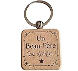 Cadeau anniversaire idéal pour remercier un beau-père exceptionnel : Surprise personnalisée comme cadeau anniversaire pour beau-père bricoleur, beau-papa cuisinier, beau-père sportif ou beau-papa voyageur – ce porte-clés gravé en bois naturel est une idée cadeau beau-père unique, quotidienne et garantie de faire fondre son cœur !