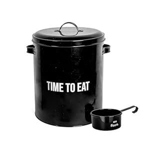 Fisura – Contenedor de comida para mascotas “time to eat” negro. Contenedor pienso con tapa y pala medidora. Contenedor comida perros y gatos de metal. 5 kg de capacidad