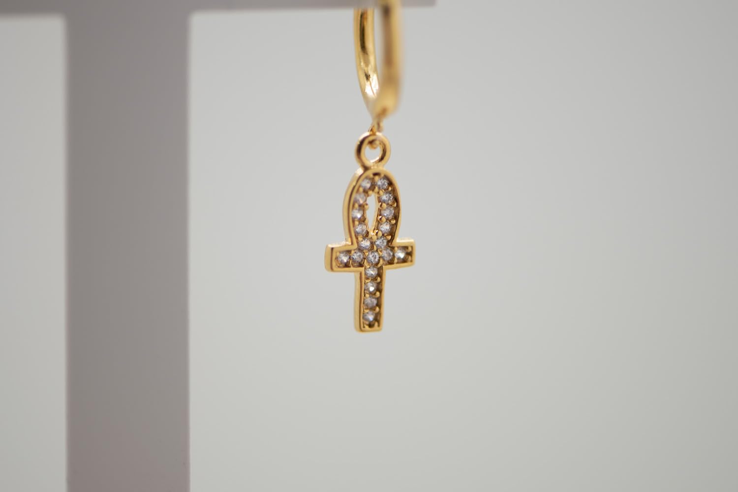 Pendientes Chapados en Oro de 18K (3 Micras) y Circonitas Blancas con cierre de Aro - Cruz Ankh del Antiguo Egipto (7 mm x 13 mm de pieza + 13 mm de cierre)