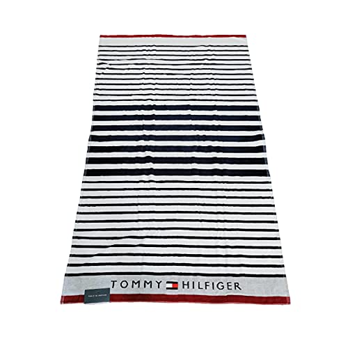 Immancabile nella borsa da spiaggia, il telo rifinito che sfoggia l'inconfondibile logo Tommy Hilfiger.