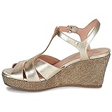 Inspirada en las espadrillas, Soleil es una sandalia de mujer con el look veraniego por excelencia. Con empella de piel metalizada y cuña de 8 cm que estiliza la figura, añade un toque de estilo a cualquier look informal sin renunciar al confort