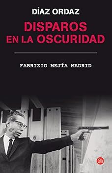 Paperback DISPAROS EN LA OSCURIDAD [Spanish] Book