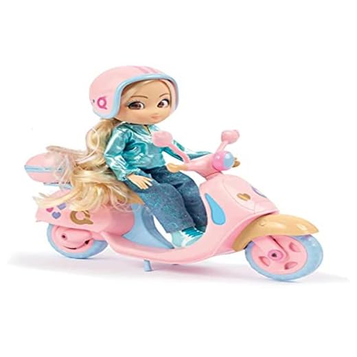 Unique Eyes - Amy Fun Ride, muñeca Fashion de Pelo Largo, te Sigue con los Ojos, y Moto Scooter Rosa con Maletero Que se Abre y Muchos Accesorios, Casco y Pegatinas para Decorar, Famosa (MYM11200)