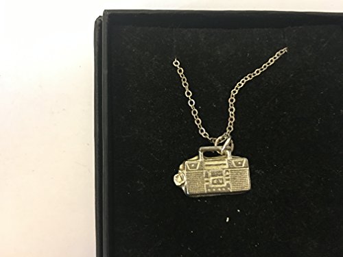 Ghetto Blaster stéréo Tg556 fine en étain anglais sur une Chaîne plaqué argent 45,7 cm Codew1 Postées par nous cadeaux pour tous 2016 à partir de Derbyshire britannique