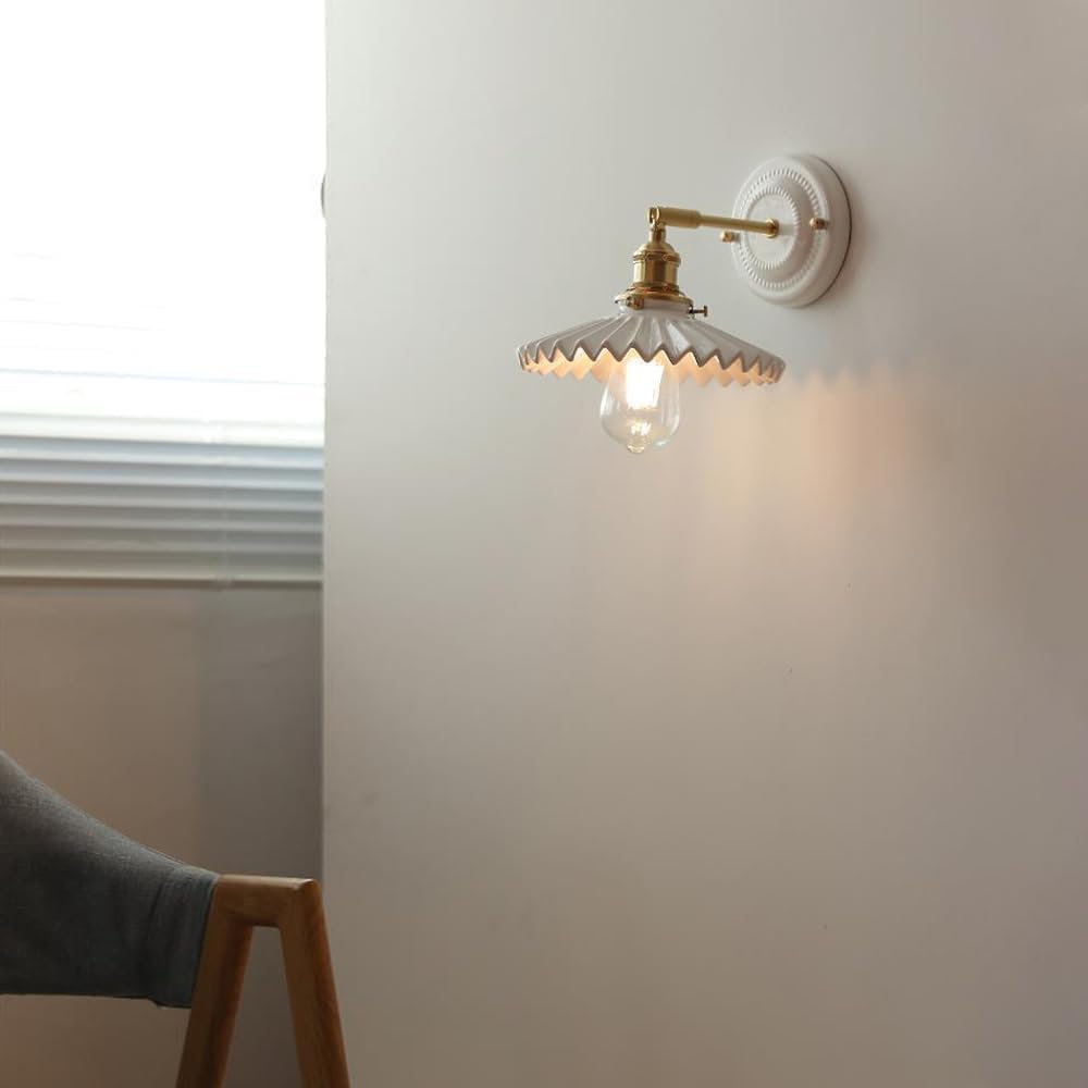 Applique Murale en céramique Vintage de Style Japonais Abat-Jour en céramique plissé Blanc Applique Murale avec Appliques en Laiton réglables à 180 degrés Lampe Murale pour Salon de Chevet