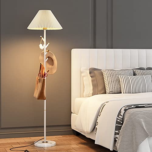 Lampadaire liseuse pour salon créant un coin lecture confortable