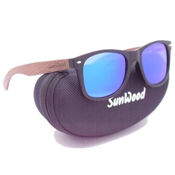 Lunettes en bois SunWood bleu et cadre noir pour vos sorties d'été