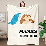 Kuscheldecke Mama: Lustige Faultiergrafik und Text auf der Vorderseite der Decke gedruckt “MAMA’S SCHNARCHECKE” Zeigen Sie Ihre einzigartige Liebe zur Mutter, indem Sie diese kuschelige Decke der besten Mutter der Welt schenken.