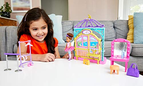 Barbie Muñeca Chelsea Clase de Ballet y Escenario 2 en 1, Juguete con Accesorios (Mattel GHV81)