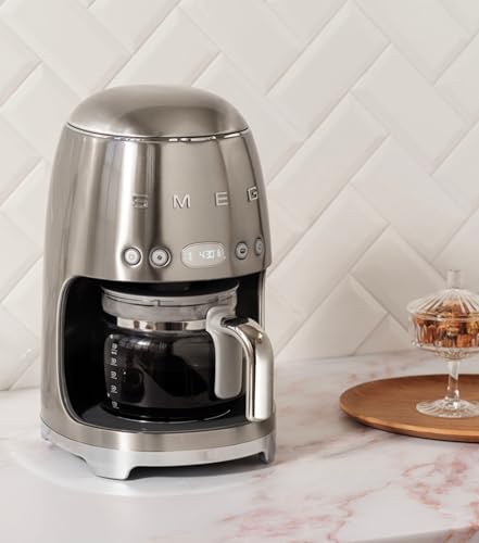 Smeg, Machine à Café Filtre DCF02PKEU, Fonction Arôme et Autostart, Carafe en Verre Jusqu'à 12 Tasses, 2 Niveaux d'Intensité, Mode Maintien au Chaud, 1050 W, Rose