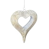 Dieser glitzert im weißen Metall des Windlichthalters und kreieren so ein einzigartiges Farbenspiel in Ihrem Fenster