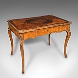 Ottime montature ormolu in ottone accentuano tutto