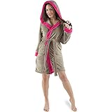 viele schöne Farbkombinationen wählbar. Moderne und stilvolle farbliche Absetzung an Revers und Ärmelbündchen. Der Kapuzenbademantel ist federleicht, pflegeleicht und hautfreundlich