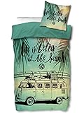 ☆ 𝐒𝐂𝐇𝐋𝐀𝐅𝐄𝐍 𝐖𝐈𝐄 𝐈𝐌 𝐔𝐑𝐋𝐀𝐔𝐁: Mit deiner Bettwäsche VW Bulli 135x200 kommst du dir vor wie im Urlaub. Egal ob am Strand unter Palmen oder in den Bergen, das Gefühl von Freiheit ist allgegenwärtig. Die nächste Reise ist nur 1 Traum weit entfernt