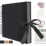 PRAKTISCH UND MULTIFUNKTIONAL - Das Spiralgebundene Design und die schwarzen Seiten sind sehr gut zum Scrapbooking geeignet. Sie können es als Hochzeit Fotoalbum, Gästebuch Hochzeit, Postkartenalbum, Reiseticketalbum, Familienleben, Freunde sammeln, Hochzeit, Jahrestag Scrapbook, usw. verwenden