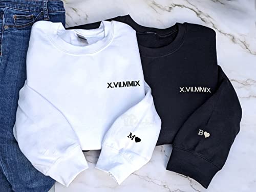 NAZENTI Custom Embroidered Roman Numeral Hoodie, Matching Sweaters For Couples, Personalized Couple Crewnecks, Roman Numeral Sweatshirt, Date + Initial Heart On Sleeve, Valentine For Her Him Gifts2