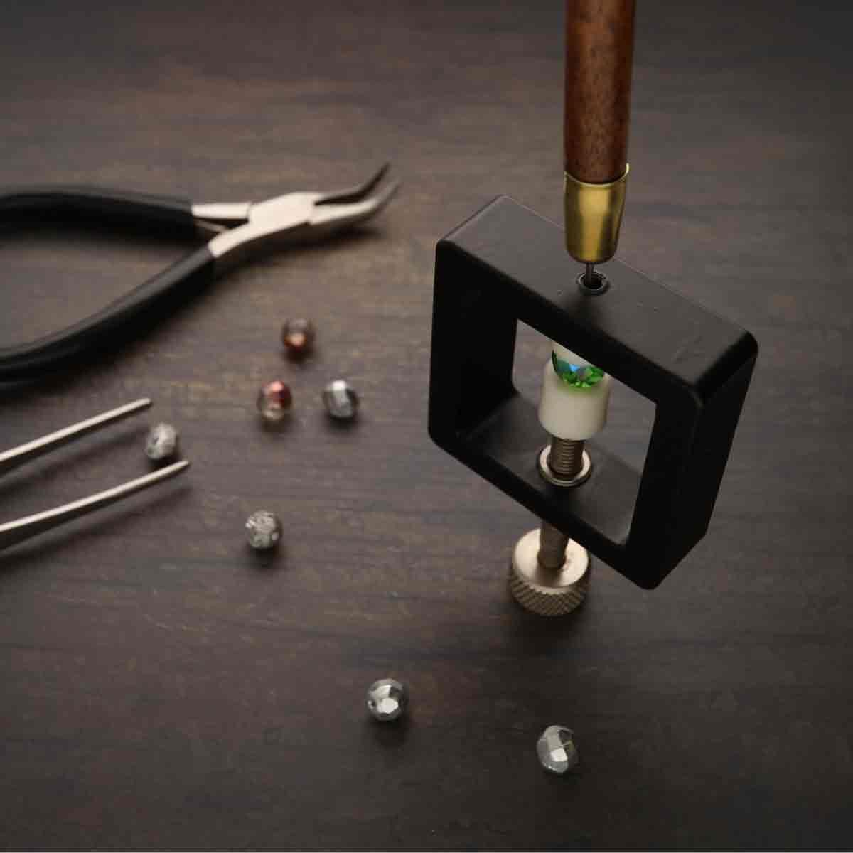 The Beadsmith Perlen-Bohrschraubstock – hält 3–2 mm Perlen – 5,1 cm quadratisch, inklusive Schraubstock zum sicheren Bohren von Präzisionslöchern in zarten Perlen, Mini-Drehwerkzeug zum Erstellen von