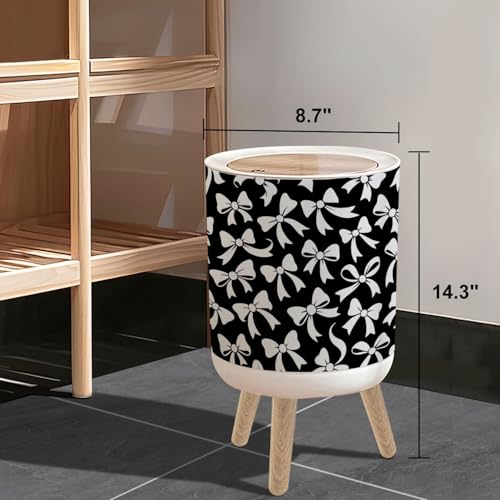 Pequeña caneca de basura con tapa y patas de madera miniatura 3