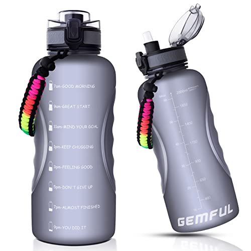 GEMFUL 2l Gourde Sport avec Paille et Marqueurs de Temps Bouteille d'eau sans BPA pour Le Fitness et Les Activités en Extérieur (Gris) Cover