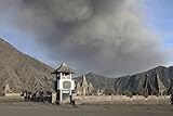 Nuevo y listo para enmarcar Richard Roscoe/Stocktrek Images – Ash cloud passing over temple at foot of Mount Bromo Volcano Tengger Caldera Java Indonesia. Photo Print (87,38 x 58,42 cm)