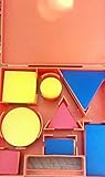 Maletín con bloques lógicos en plástico, total 48 piezas, para realizar operaciones sobre teoría de conjuntos y para aprender los conceptos fundamentales de la geometría.