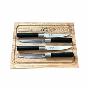 KAI Wasabi Black Steakmesser 67S-400 12cm - Angebotsset 4-teilig - Die erste Wahl für Steakliebhaber & Profi-Köche + 100% handgefertigtes Schneidebrett Unikat aus Eiche 30x22cm