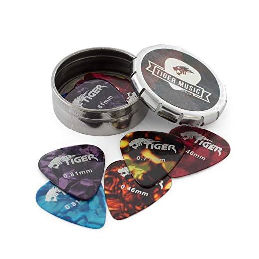 TIGER GAC14 Confezione da 12 plettri medi con contenitore in latta - in celluloide per chitarra acustica / classica / elettrica / basso - Varietà di calibri 0,46 mm/0,71 mm/0,81 mm - Colori assortiti