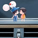 【Couple Cute Design】: Esta decoración de coche con una linda pareja de dibujos animados está diseñada, Decoración de coche con una figura de acción decoración de globo. Diseño de pareja de chica y chico que se besan, lindo y divertido, para crear una atmósfera atractiva y romántica; Aplicándolo a su coche, puede atraer mucha atención.