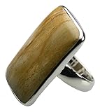 Ein sehr interessant geformter und gut gearbeiteter Ring aus Silber 925 besetzt mit einem großen ausdrucksstarken Landschaftsjaspis. Der rechteckige Ringkopf hat eine max. Breite von 20 mm und eine Länge von 32 mm. Die Ringschiene hat oben eine Breite von 5 mm und wird nach unten hin schmaler (4 mm). Dieser besondere Ring hat ein Gewicht von 11 Gramm.