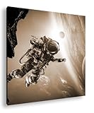 Un astronauta flota majestuosamente en el espacio, la tierra y los planetas lejanos en el fondo. Formato: 70 x 70 cm. Efecto: sepia como lienzo sobre lienzo, diseño sobre marco de madera auténtica,