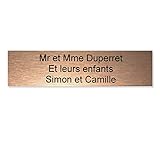 Placa nominative de caja a las letras en formato 99 x 24 mm de color cobre. Placa de caja a las letras personalizable en 3 líneas de texto grabado de color negro. Placa ideal para los tamaños estándares de las cajas a las letras edelen. Placa de plástico de 1,6 mm de espesor, resistente a la intemperie y a los uvs. Gracias a su adhesivo, esta placa para caja a las letras edelen es muy sencillo y rápido a Insta