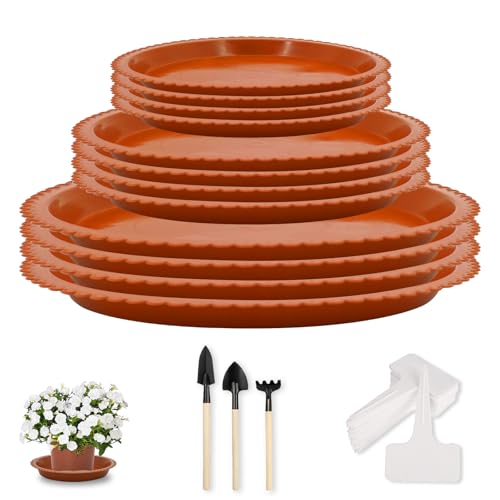 TRUEIN 12 Pièces Coupelle Pot de Fleur, 19.8/12.8/10.8 cm Assiette Pot de Fleur avec 20 Etiquette Potager et 3 Jardinage Outillage, Soucoupes pour Plantes pour Intérieur, Extérieur, Jardin